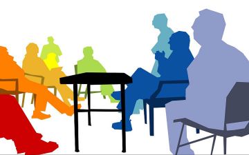 مقعدك في اجتماعات العمل يكشف الكثير عن دورك